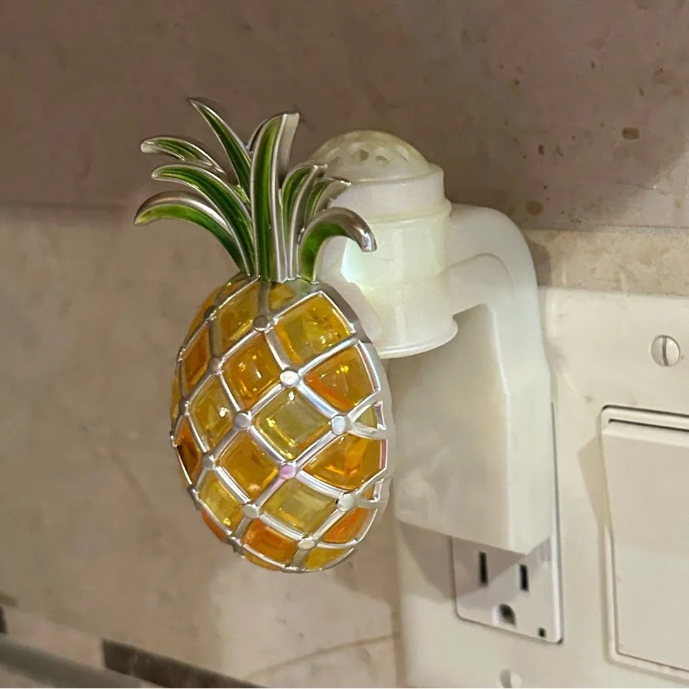 Bath & Body Works Pineapple Plug In Lights Up - Picture 2 of 7